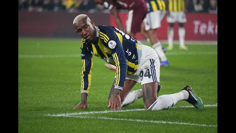 Cầu thủ FCSB và Fenerbahce đối đầu trên sân cỏ - Phân tích chiến