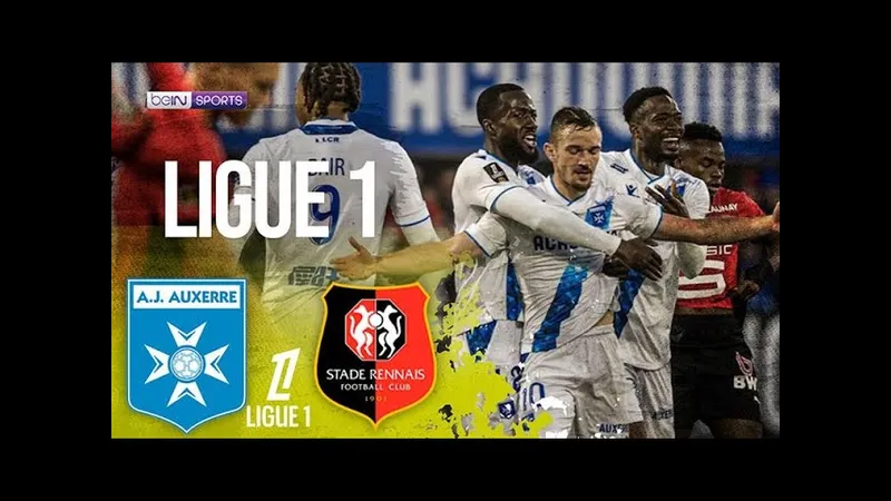 Cầu thủ Auxerre chạy nhanh với bóng trước sự áp sát của cầu thủ Rennes