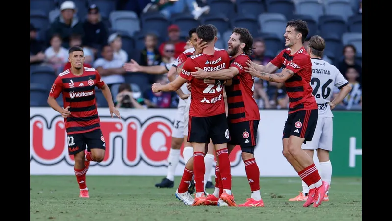 Cầu thủ của Central Coast Mariners và Western Sydney Wanderers đang tranh chấp bóng