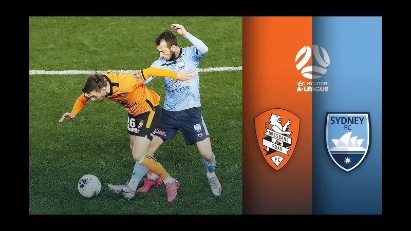 Cầu thủ Sydney FC và Brisbane Roar tranh chấp bóng trên sân - Phong độ gần